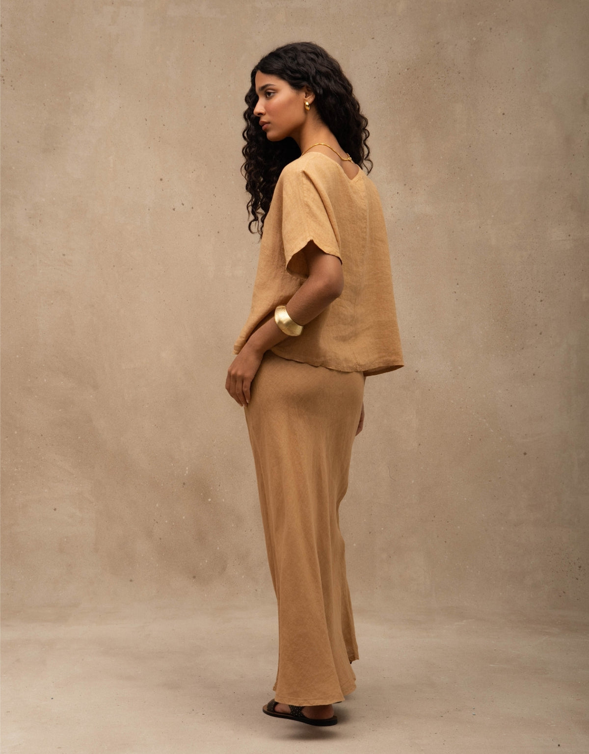 T-SHIRT CLASSIC MADRE REINA LINHO CAQUI