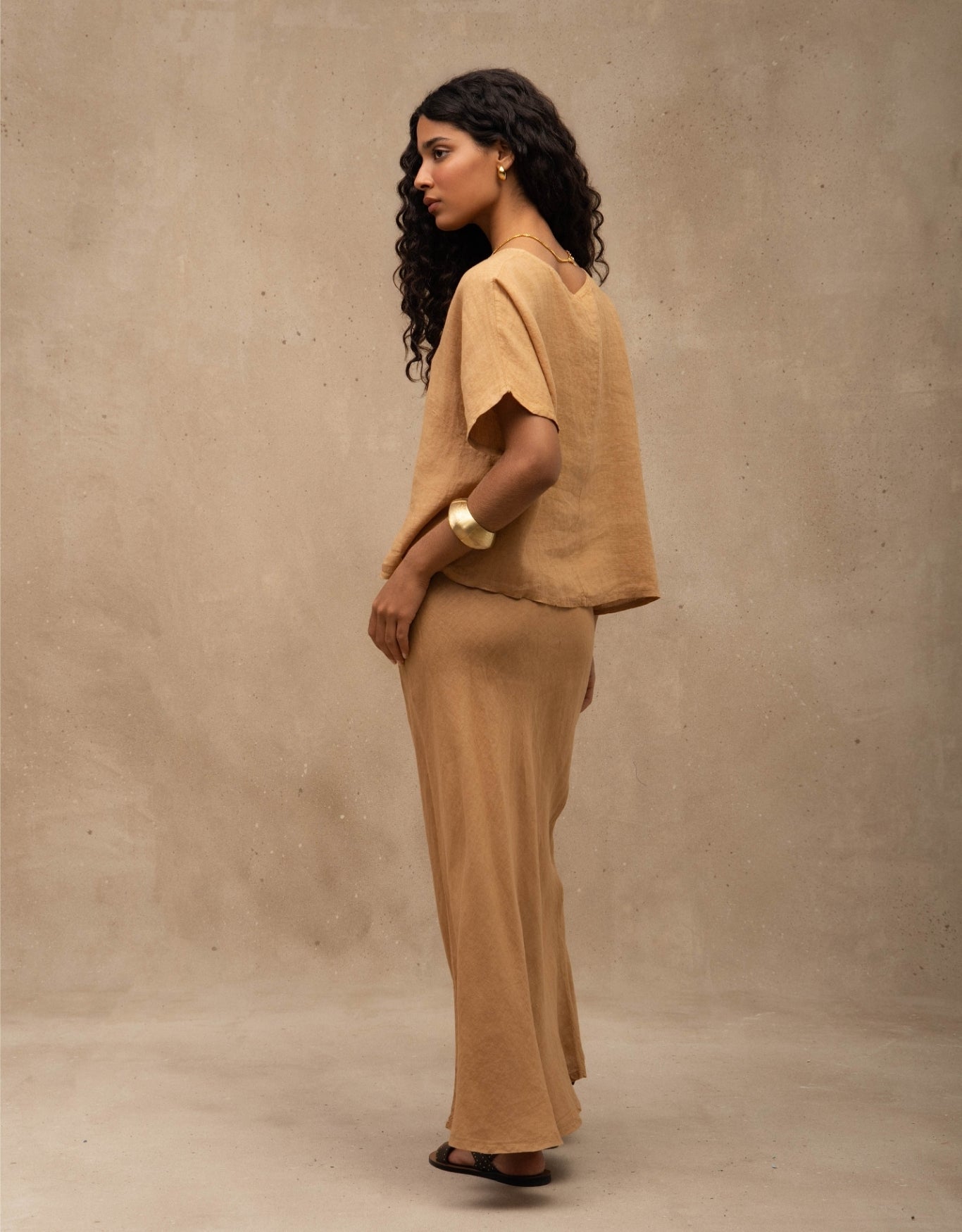 T-SHIRT CLASSIC MADRE REINA LINHO CAQUI