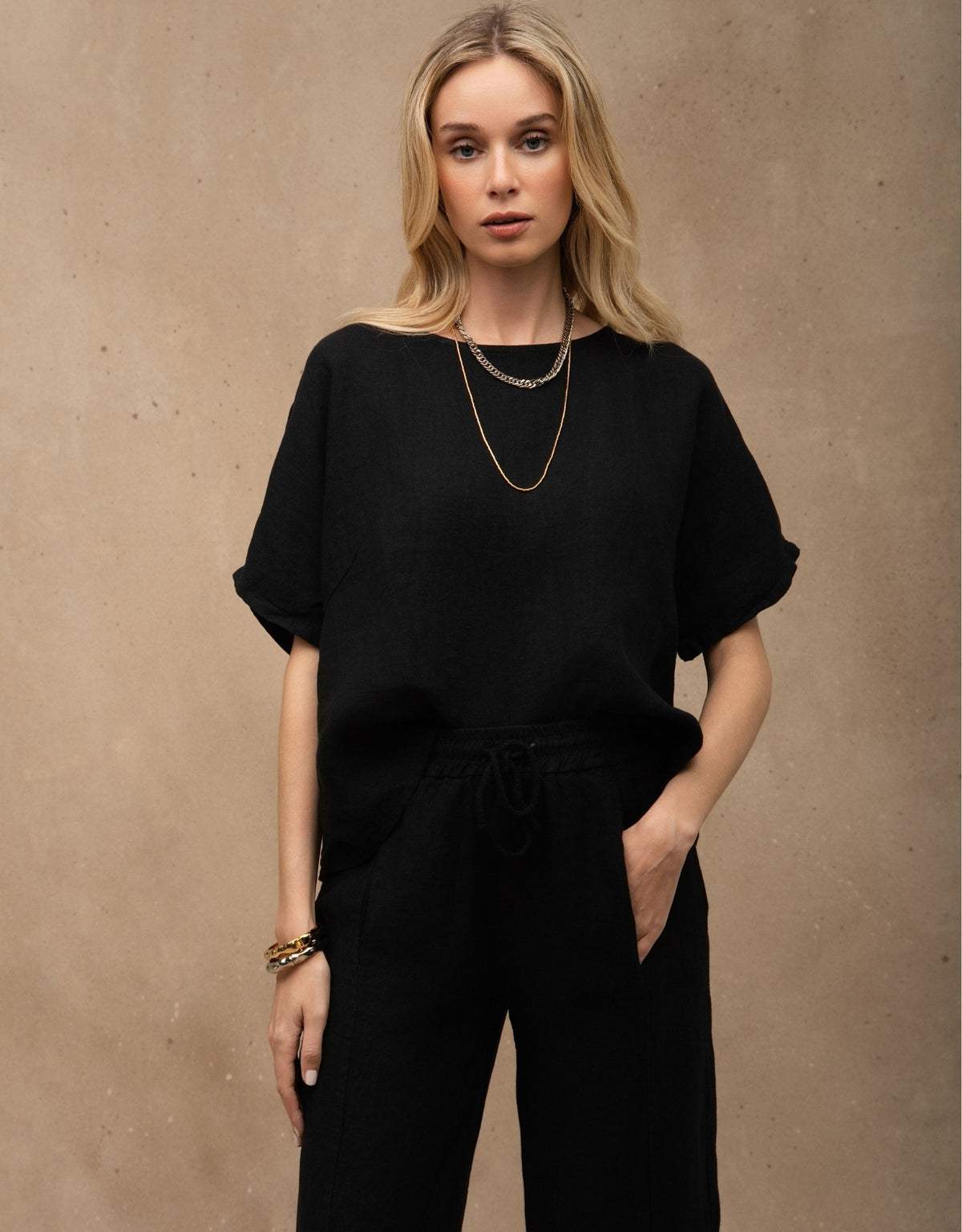 T-SHIRT CLASSIC MADRE REINA LINHO PRETO