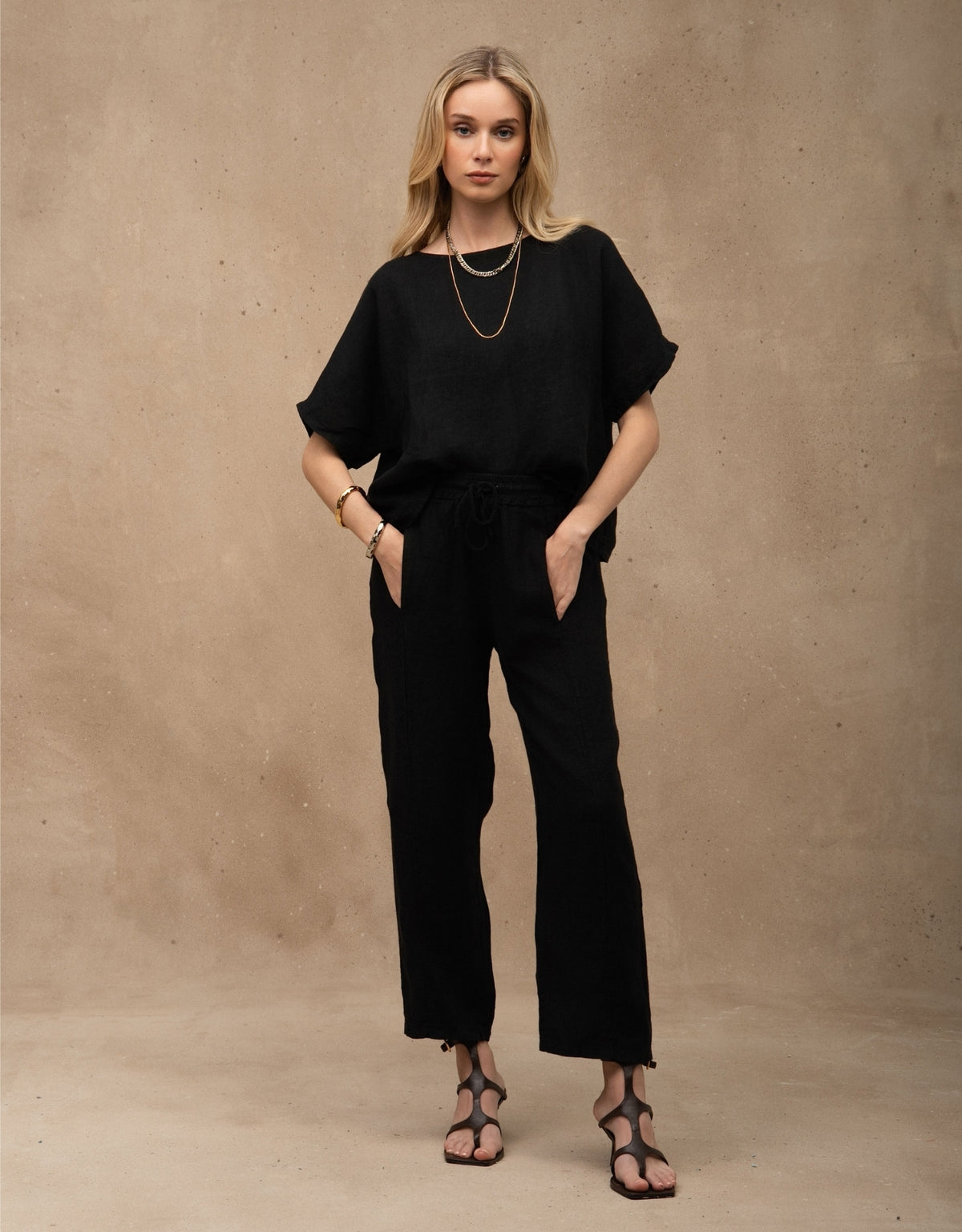 T-SHIRT CLASSIC MADRE REINA LINHO PRETO