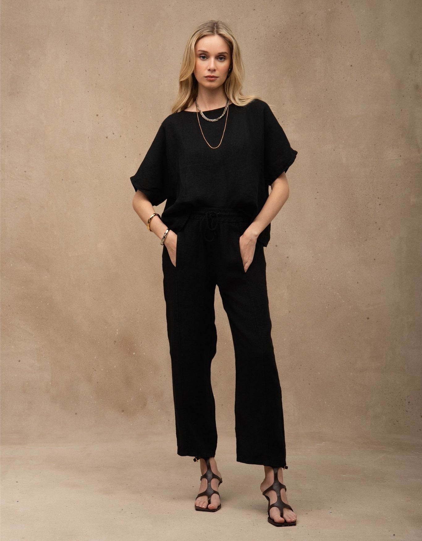 T-SHIRT CLASSIC MADRE REINA LINHO PRETO